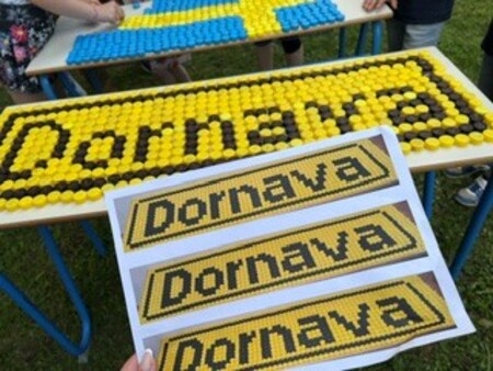 Napis Dornava iz odpadnih pokrovčkov
