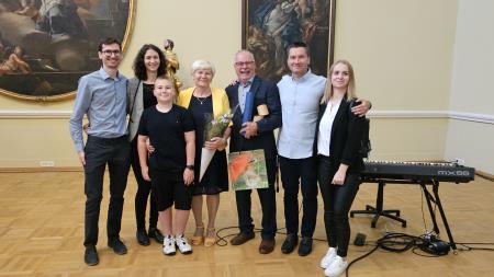 Zakonca Cigula z družino - podelitev 