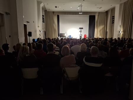 Monokomedija Gajaš, brez maske